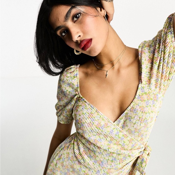 ASOS DESIGN plisse wrap midi dress with side tie in ditsy floral. Size 4 - Picture 6 of 8